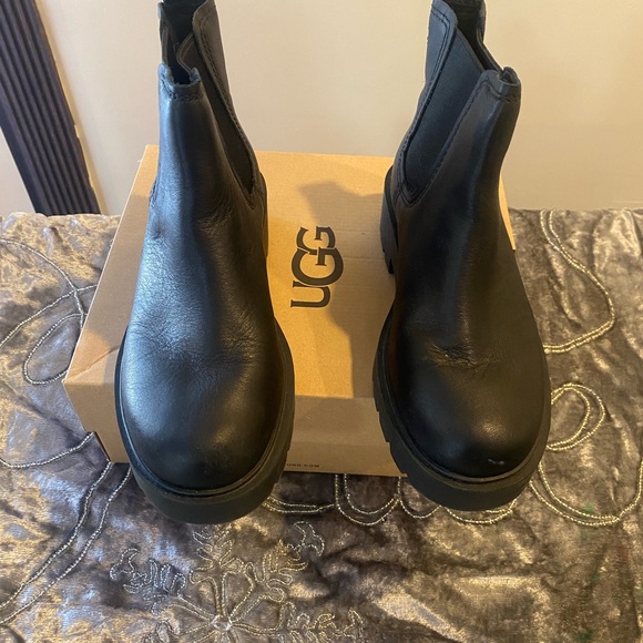 Girls Black Ugg Boot - size 3 - Picture 3 of 4